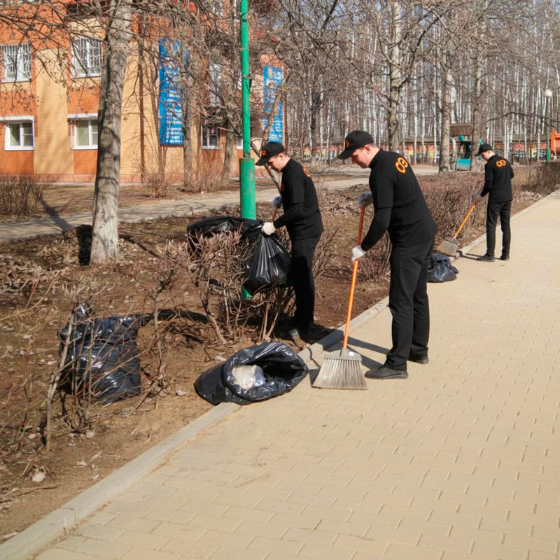 Уборка листьев в Радужном